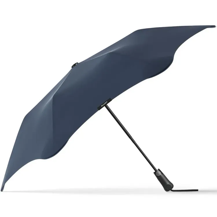 Side profile of BLUNT Metro Umbrella in midnight blue with black shaft and ergonomic handle