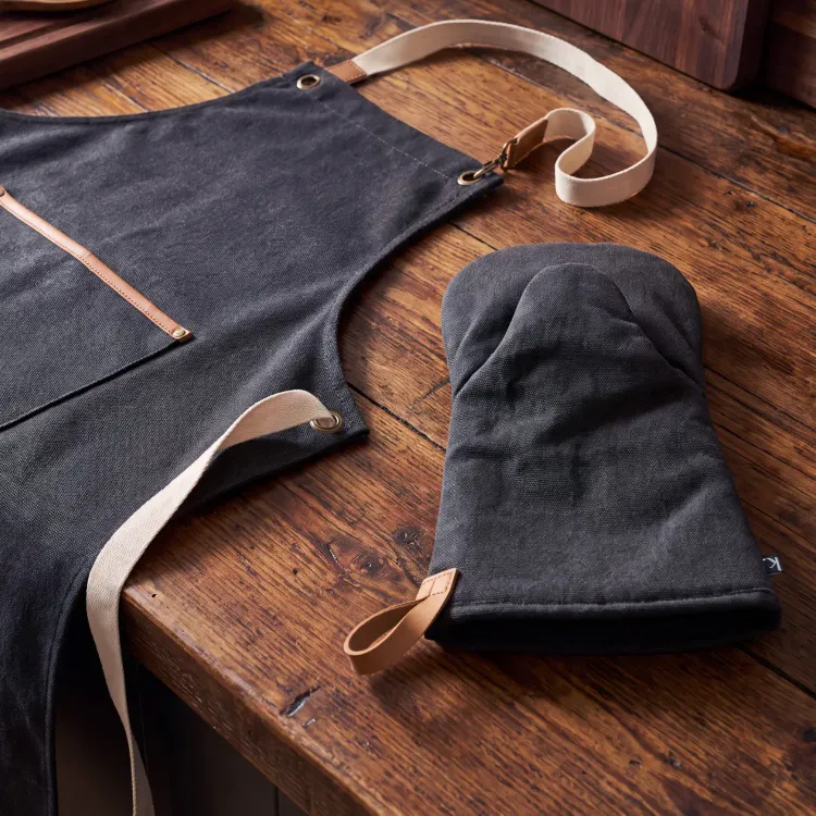 Keepsake Canvas Apron & Oven Mit Set — Feature