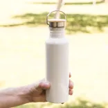 Chat Recycled Aluminium Bottle - Lifestyle